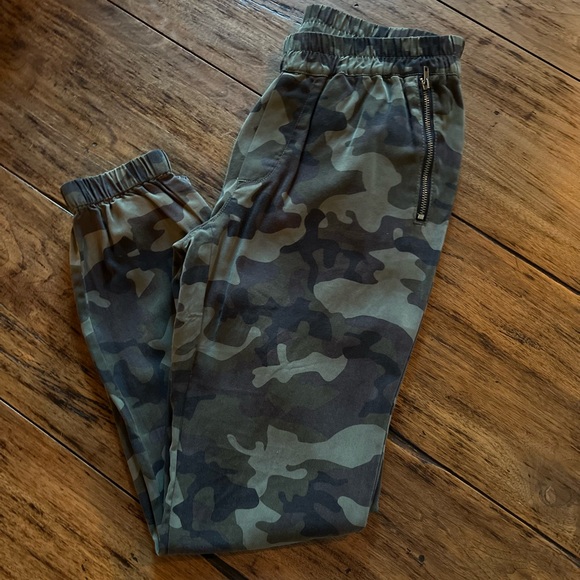 Dear John Camo Joggers. Size XS - Picture 2 of 5
